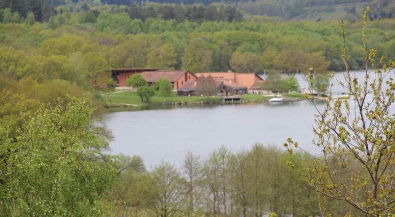 Vue de la base des Chabannes derrière le lac de Saint Pardoux